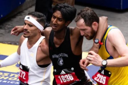 Robson Oliveira (de branco), Ajay Haridasse (de preto) e Aaron Beggs (de amarelo) completam a Maratona de Boston