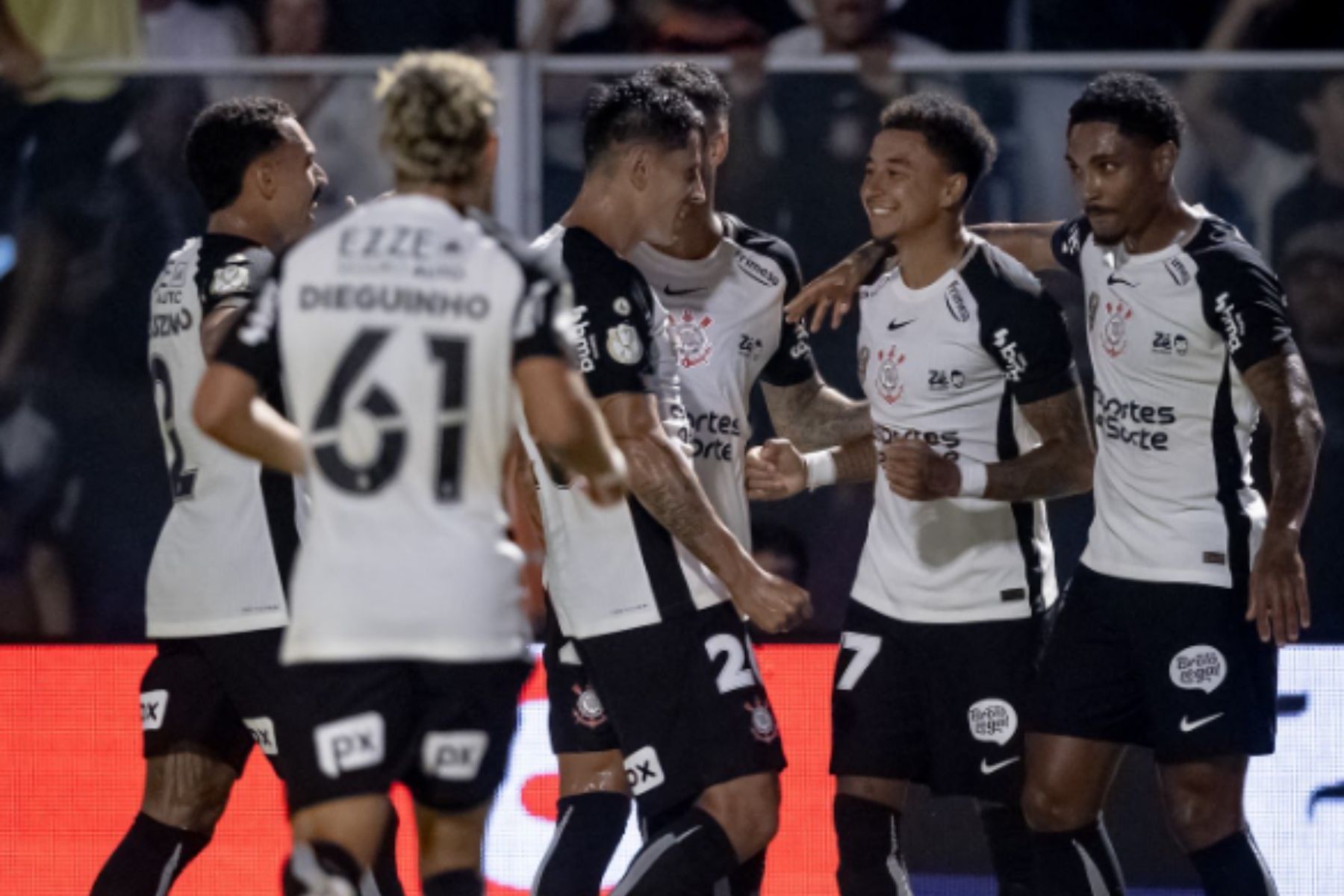 Lingard comemora primeiro gol no Corinthians e agradece a torcida