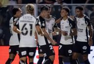 Lingard comemora primeiro gol no Corinthians e agradece a torcida