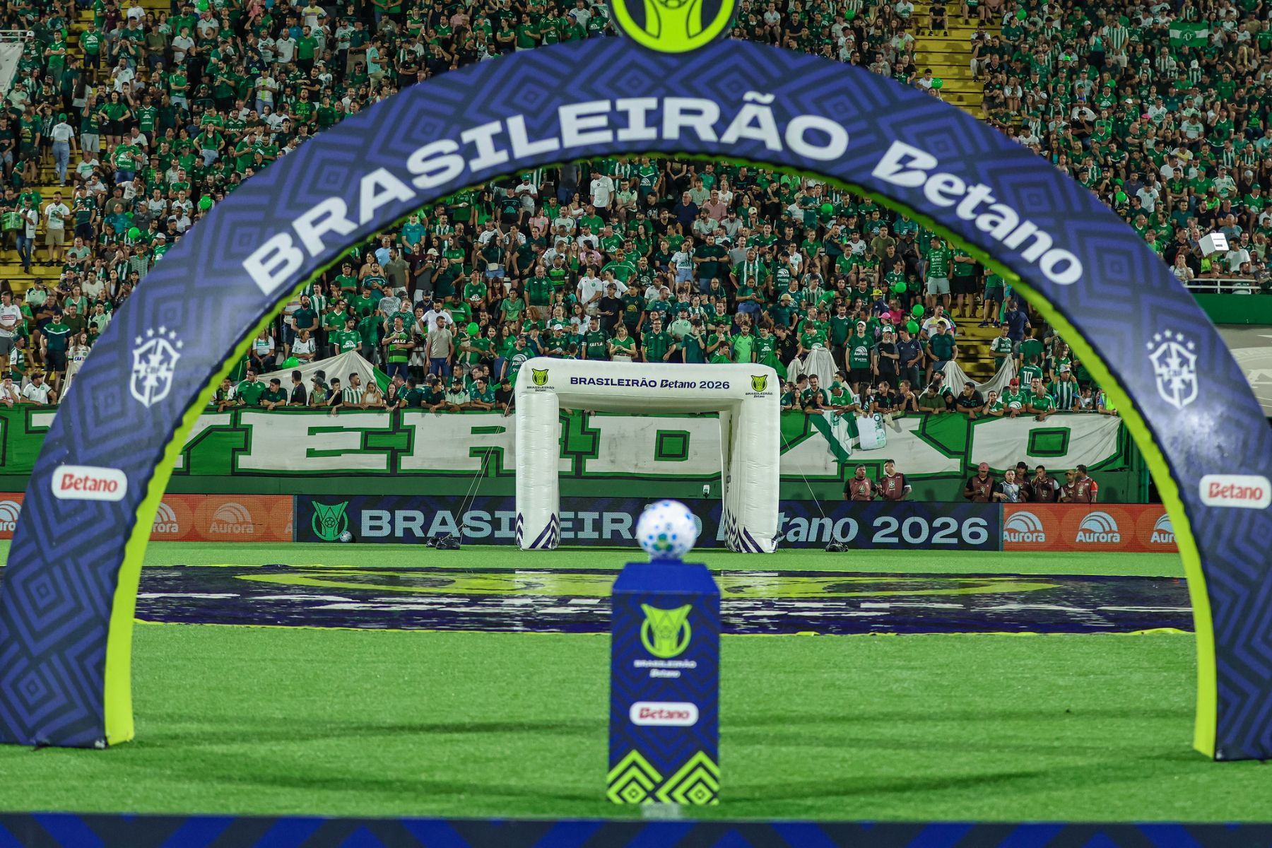 Chape enfrenta o Vitória desfalcado para se reabilitar no Campeonato Brasileiro