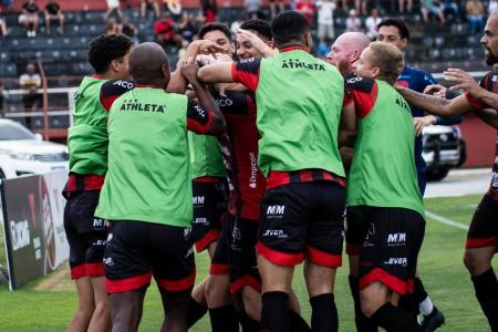 Jogadores do Pousão comemorando o gol de Gabriel Rossetto