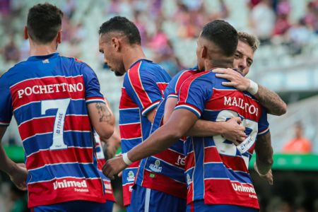 Jogadores do Fortaleza comemoram o gol de Mailton, o primeiro da equipe sobre o Juventude