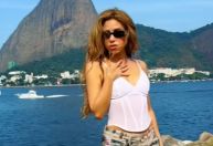 Shakira abre álbum de fotos no RJ antes de show em Copacabana