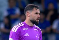 Torcida do Cruzeiro perde a paciência e vaia Matheus Cunha após falha contra Bragantino