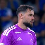 Torcida do Cruzeiro perde a paciência e vaia Matheus Cunha após falha contra Bragantino