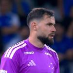Torcida do Cruzeiro perde a paciência e vaia Matheus Cunha após falha contra Bragantino