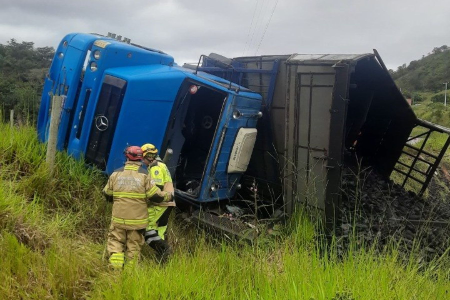 Motorista morre após ser atingido por caminhão carregado de carvão na BR-494
