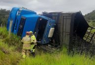 Motorista morre após ser atingido por caminhão carregado de carvão na BR-494