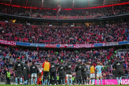Jogadores do Union Berlim se aproximam de torcedores após partida