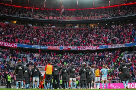 Jogadores do Union Berlim se aproximam de torcedores após partida