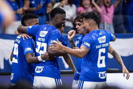 Jogadores do Cruzeiro comemoram gol sobre o RB Bragantino