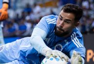 Após falha e vaias, goleiro do Cruzeiro recebe apoio de companheiros e torcida