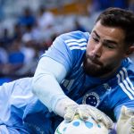 Após falha e vaias, goleiro do Cruzeiro recebe apoio de companheiros e torcida