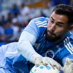 Após falha e vaias, goleiro do Cruzeiro recebe apoio de companheiros e torcida