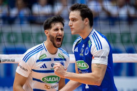 Jogadores do Sada Cruzeiro comemoram ponto sobre o Itambé Minas