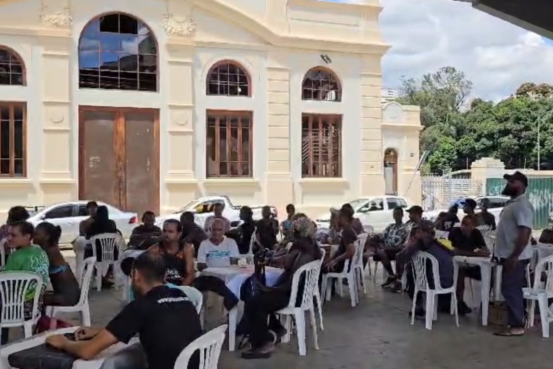 População em situação de rua em BH recebe 500 refeições na Sexta-feira da Paixão