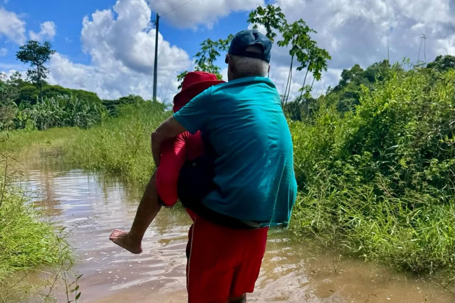 Idoso fica preso em área alagada por mais de cinco horas e é resgatado pelos bombeiros