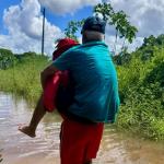 Idoso fica preso em área alagada por mais de cinco horas e é resgatado pelos bombeiros
