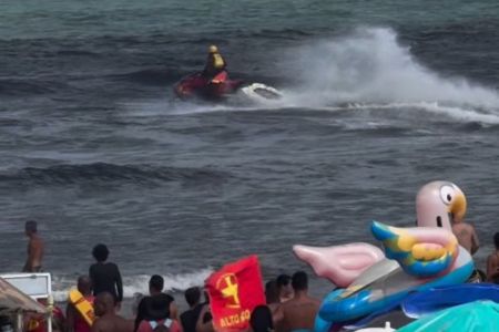 Bombeiros realizam buscas na Praia do Forte