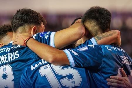 Jogadores do Racing comemorando um dos gols da vitória