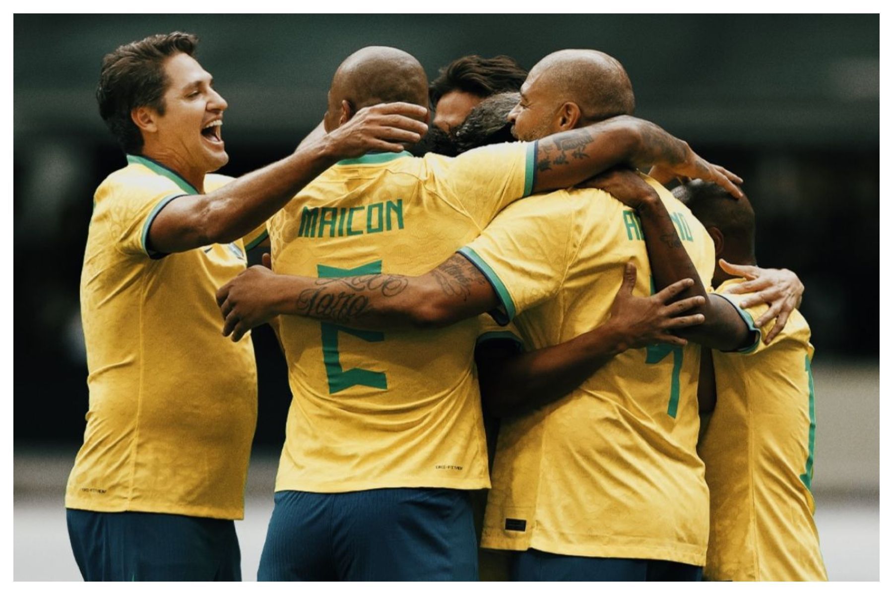 Lendas do Brasil perdem para o México em exibição no Estádio Azteca