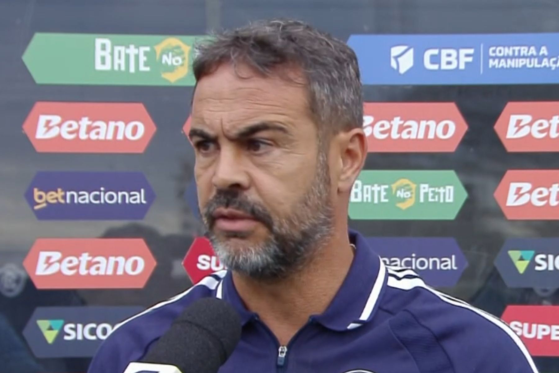 Artur Jorge sobe o tom e detona palco de Remo x Cruzeiro: 'Grama de jardim'
