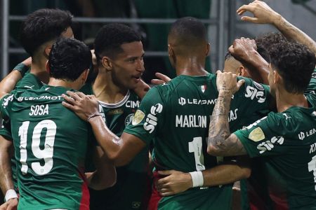 Jogadores do Palmeiras comemoram gol contra o Sporting Cristal