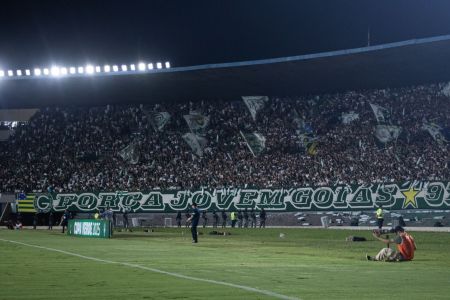 Torcida do Goiás no Serra Dourada