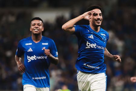 Christian celebra gol pelo Cruzeiro contra o Vitória