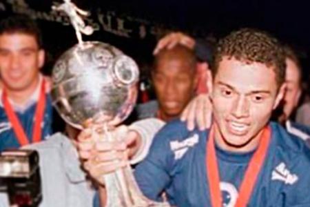 Marcelo Ramos com a taça da Libertadores do Cruzeiro em 1997