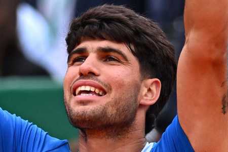 Carlos Alcaraz celebra vitória sobre Vacherot na semi do Masters de Monte Carlo