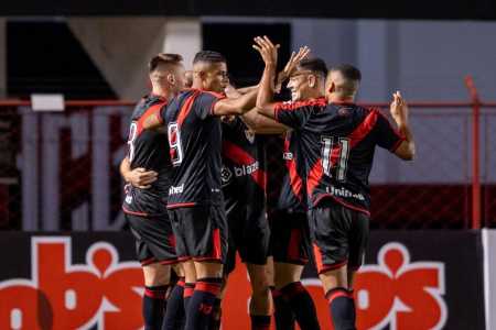 Jogadores do Atlético-GO comemoram gol sobre o Cuiabá na Copa Verde