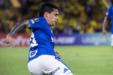 Fagner em jogo do Cruzeiro contra o Barcelona-EQU pela Libertadores
