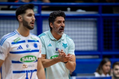 Técnico Filipe Ferraz em jogo do Sada Cruzeiro