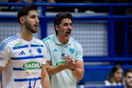 Técnico Filipe Ferraz em jogo do Sada Cruzeiro