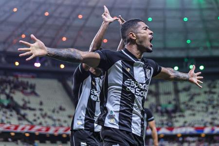 Jogadores do Ceará comemoram gol sobre o Fortaleza na Cpa do Nordeste