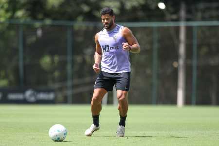 Hulk em treino na Cidade do Galo em 8 de abril.