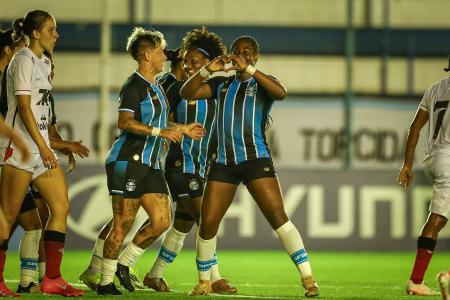 Grêmio contou com dois gols de Rodríguez para golear o Vitória em casa