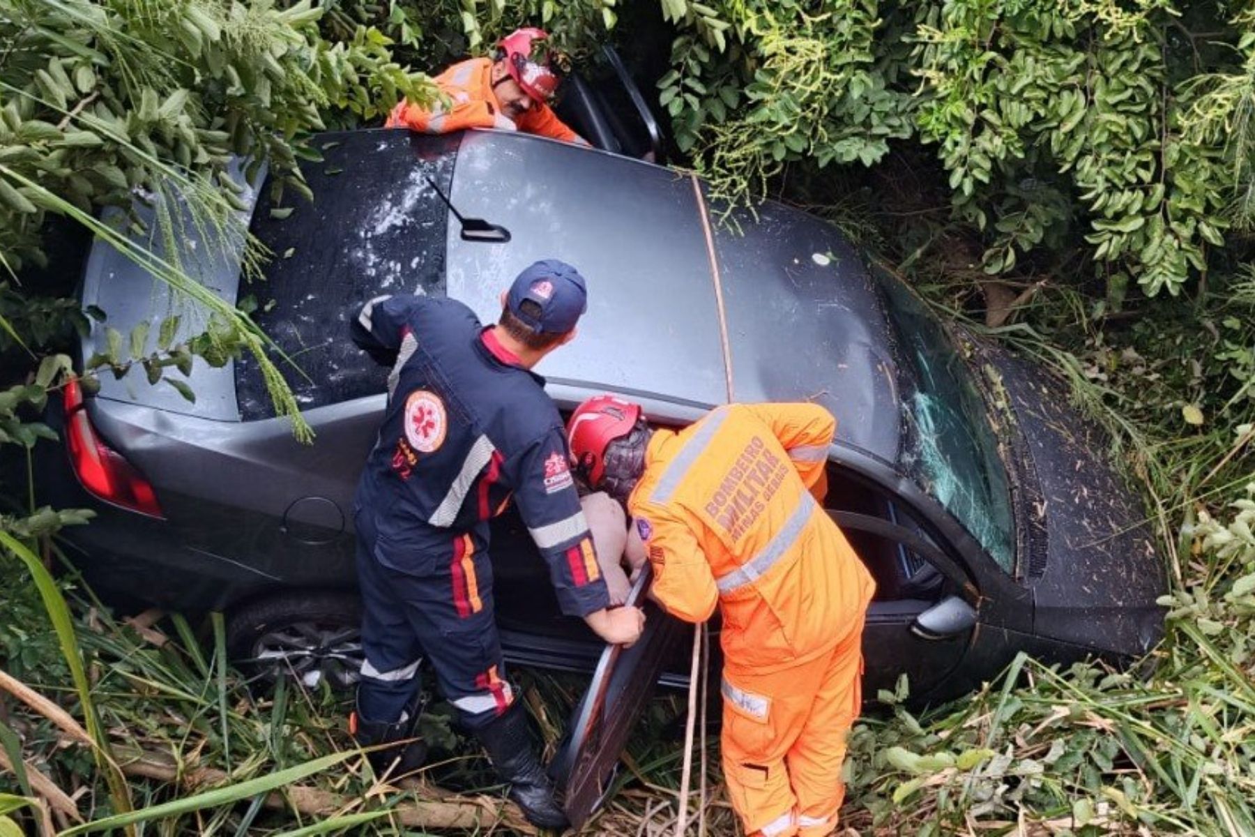 Carro cai em ribanceira e fica dependurado com passageira no Sul de Minas
