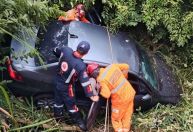 Carro cai em ribanceira e fica dependurado com passageira no Sul de Minas