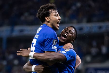 Kaio Jorge e Néiser comemoram gol sobre o Boca Juniors