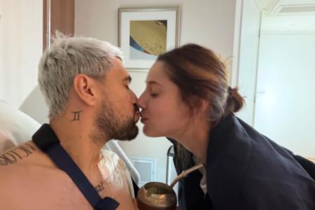 Arrascaeta e a esposa Camila no hospital após cirurgia do atleta do Flamengo