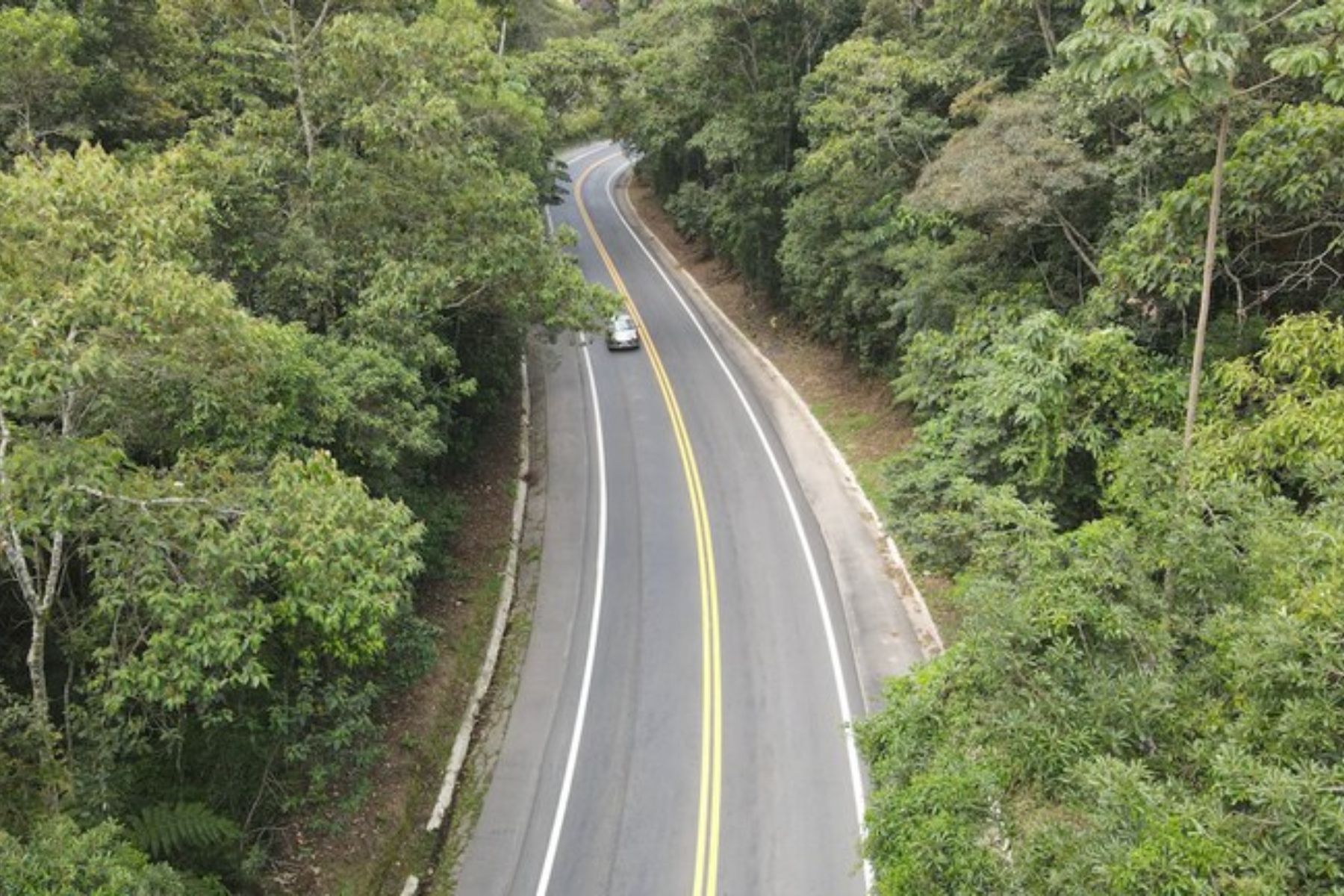Acidente com carreta fecha BR-262 na saída para o feriado