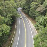 Acidente com carreta fecha BR-262 na saída para o feriado