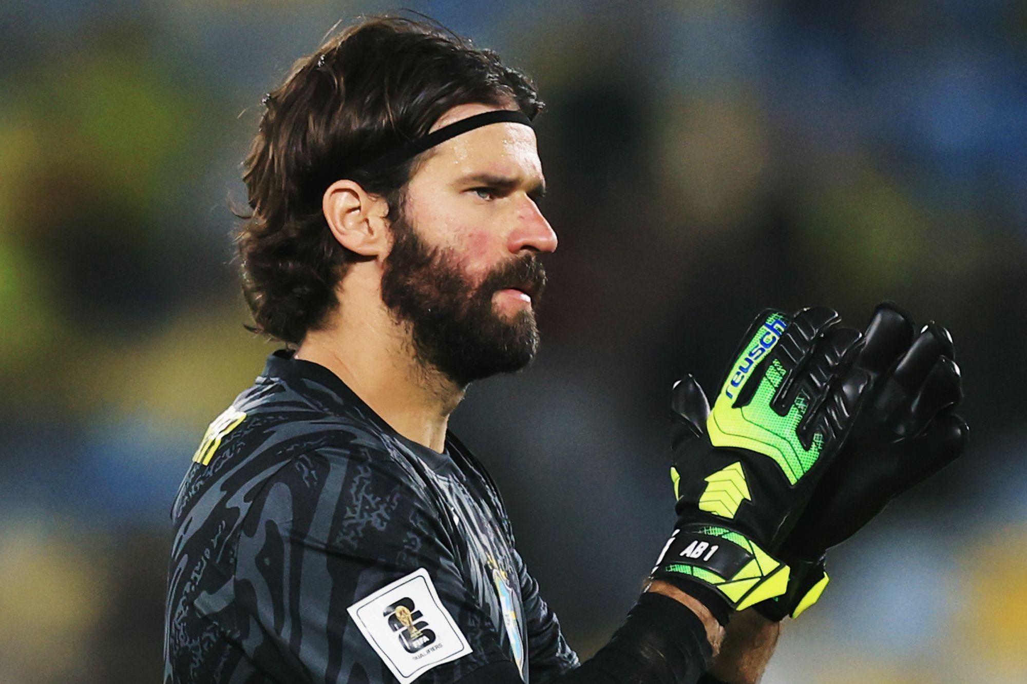 Técnico do Liverpool comunica ausência de Alisson até o final de abril; entenda