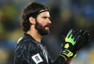 Técnico do Liverpool comunica ausência de Alisson até o final de abril; entenda
