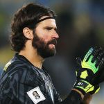 Técnico do Liverpool comunica ausência de Alisson até o final de abril; entenda