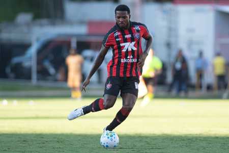 Cacá em campo pelo Vitória contra o São Paulo