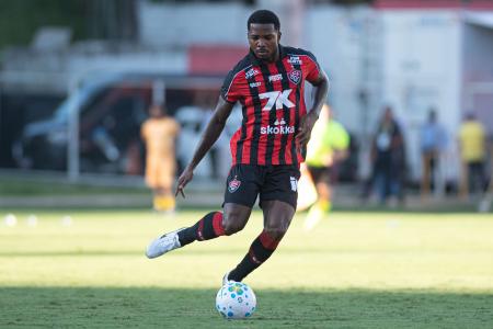 Cacá em campo pelo Vitória contra o São Paulo