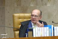 Ministro Gilmar Mendes nega ter entrado na cabine de votação com celular